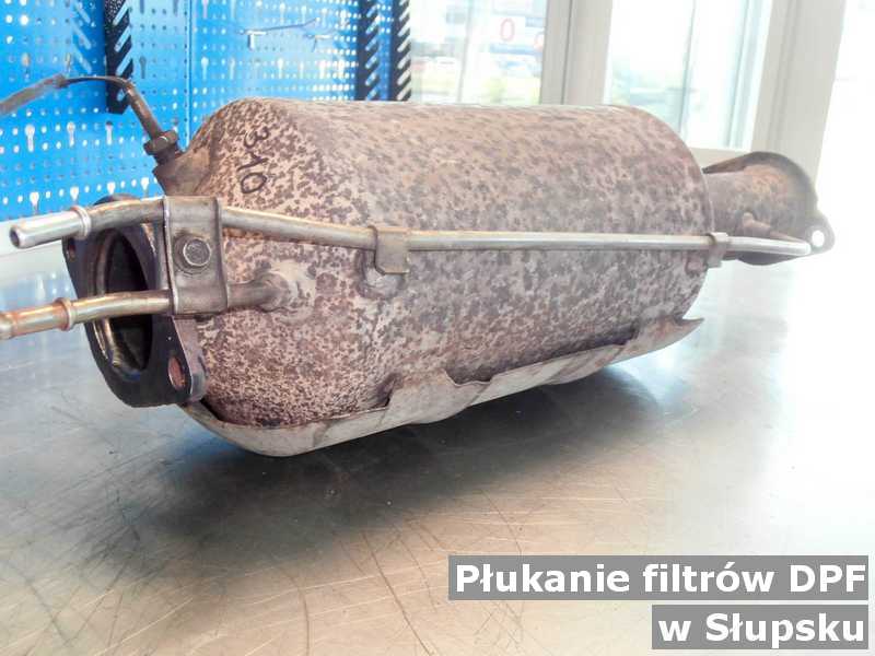 Filtr cząstek stałych DPF pod Słupskiem na stole po wypłukaniu, przygotowywany do wysyłki.