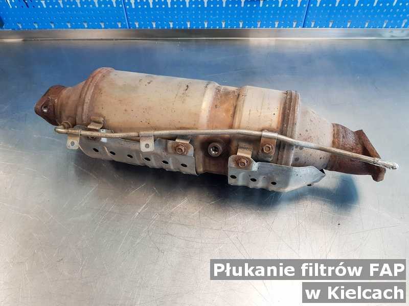 Filtr cząstek stałych FAP pod Kielcami w warsztacie samochodowym po wypłukaniu, przed wysyłką do klienta.