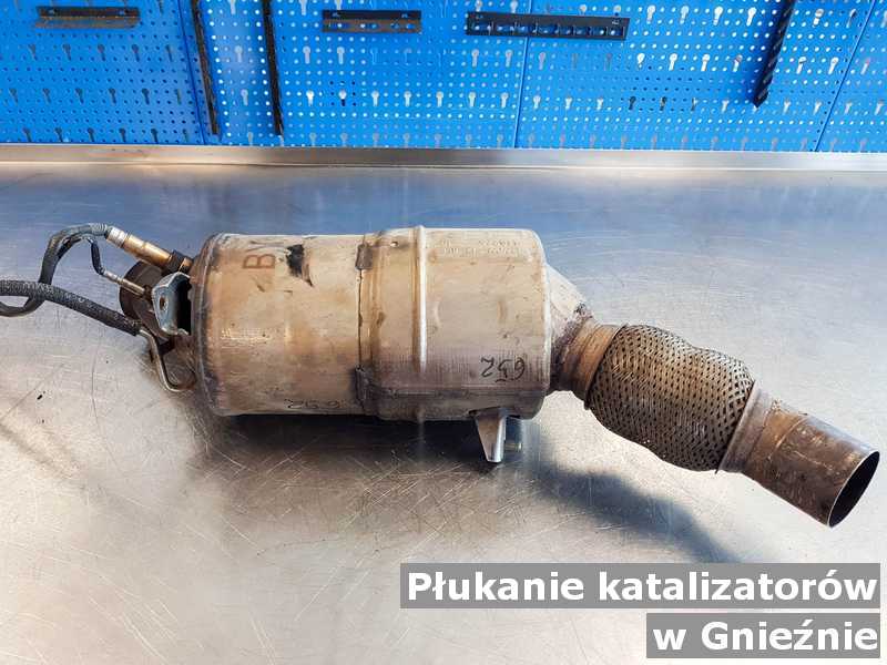 Katalizator samochodowy w Gnieźnie w warsztatowym laboratorium po wypłukaniu, przed wysyłką do klienta.
