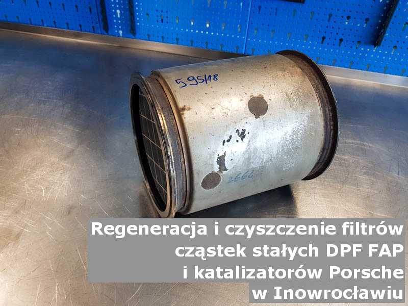 Wypalony z sadzy filtr marki Porsche, w warsztatowym laboratorium, w Inowrocławiu.