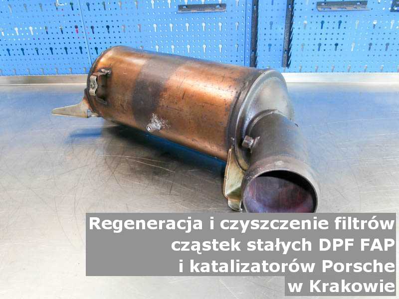 Naprawiony filtr cząstek stałych DPF marki Porsche, na stole w pracowni regeneracji, w Krakowie.