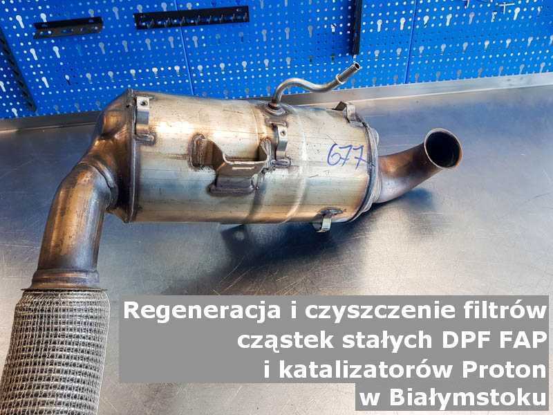 Umyty katalizator samochodowy marki PROTON, na stole w pracowni regeneracji, w Białymstoku.
