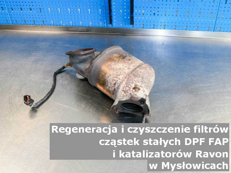Regenerowany katalizator SCR marki Ravon, na stole w pracowni regeneracji, w Mysłowicach.