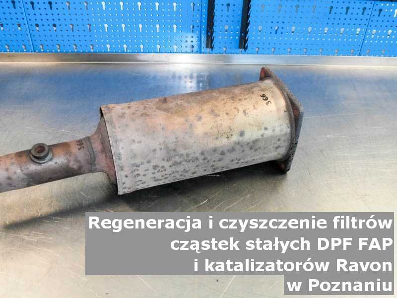 Wypalony katalizator samochodowy marki Ravon, w pracowni regeneracji na stole, w Poznaniu.