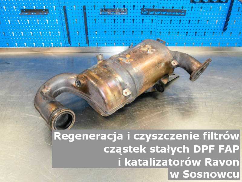Wypalony z sadzy filtr DPF marki Ravon, w pracowni regeneracji na stole, w Sosnowcu.