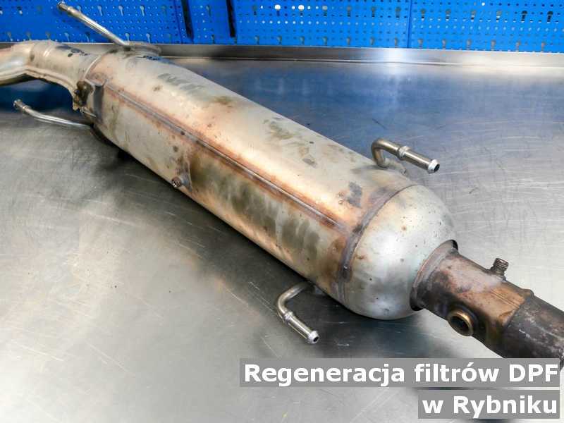 Filtr cząstek stałych DPF pod Rybnikiem w warsztatowym laboratorium regenerowany przygotowywany do wysłania.