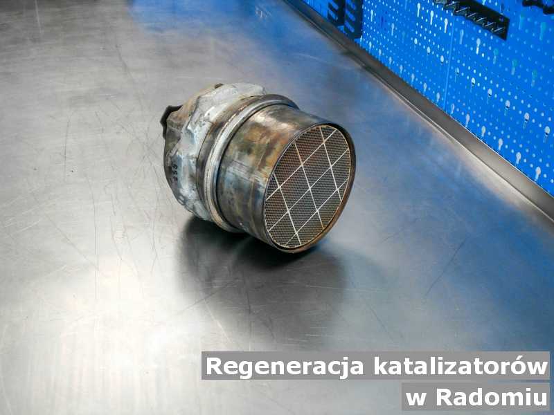 Reaktor katalityczny z Radomia w punkcie obsługi technicznej regenerowany przed wysłaniem.