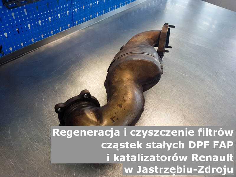 Wypłukany katalizator samochodowy marki Renault, w pracowni regeneracji na stole, w Jastrzębiu-Zdroju.