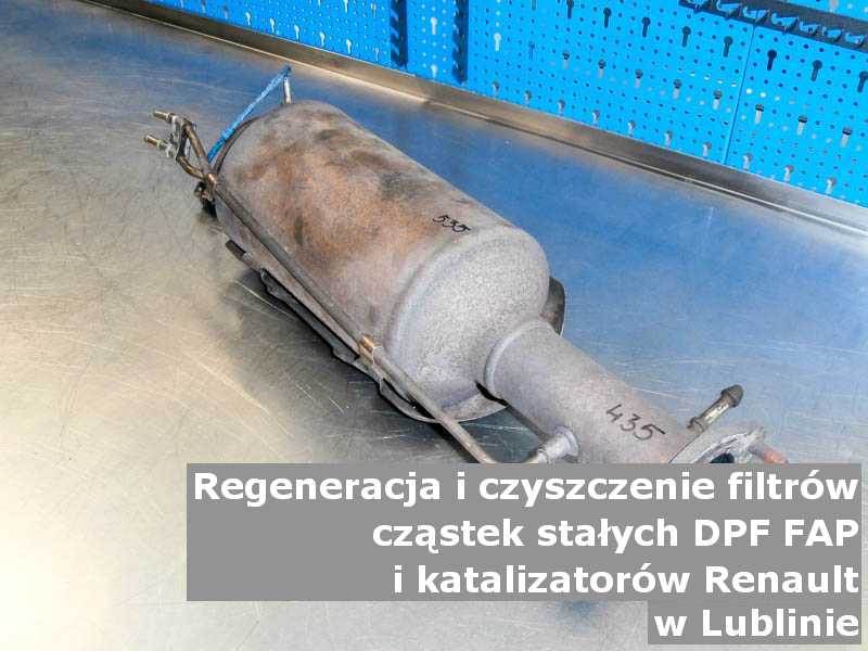 Naprawiany filtr cząstek stałych DPF/FAP marki Renault, na stole w pracowni regeneracji, w Lublinie.