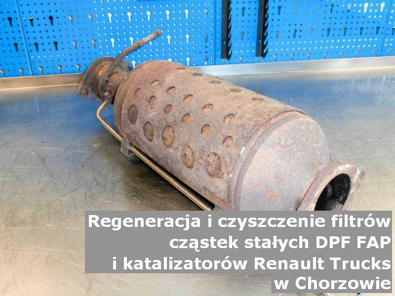 Wypalony katalizator samochodowy marki Renault Trucks, w warsztacie na stole, w Chorzowie.
