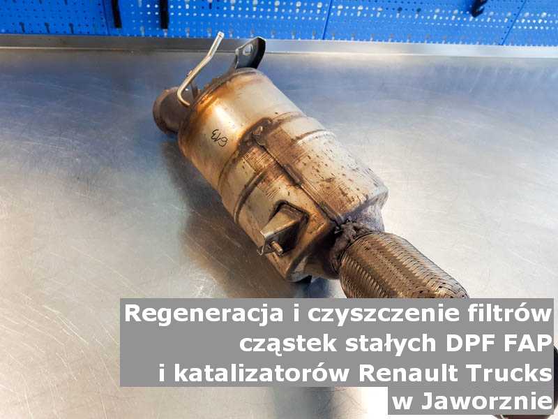 Wypalony z sadzy katalizator marki Renault Trucks, w specjalistycznej pracowni, w Jaworznie.