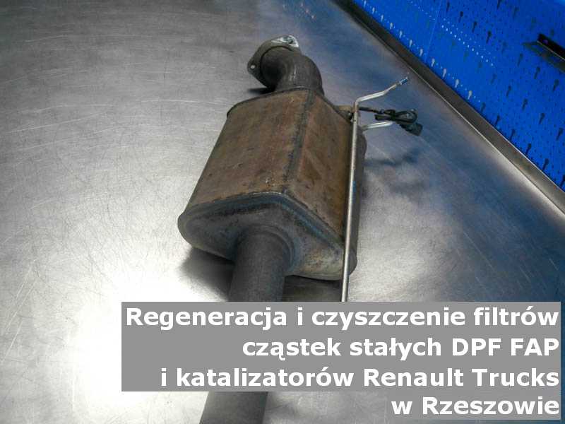 Czyszczony filtr cząstek stałych FAP marki Renault Trucks, w pracowni regeneracji na stole, w Rzeszowie.