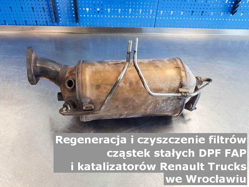 Wypalony z sadzy katalizator SCR marki Renault Trucks, w specjalistycznej pracowni, w Wrocławiu.