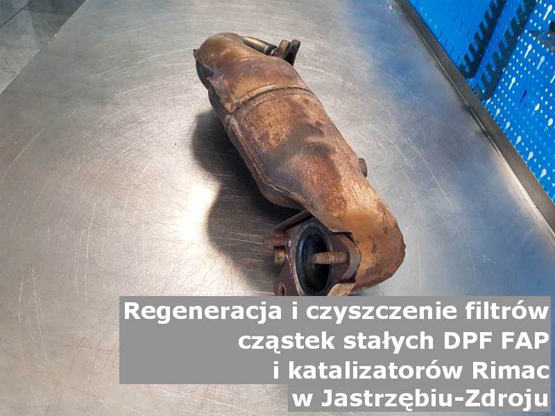 Wypalony filtr cząstek stałych FAP marki Rimac, w pracowni regeneracji na stole, w Jastrzębiu-Zdroju.