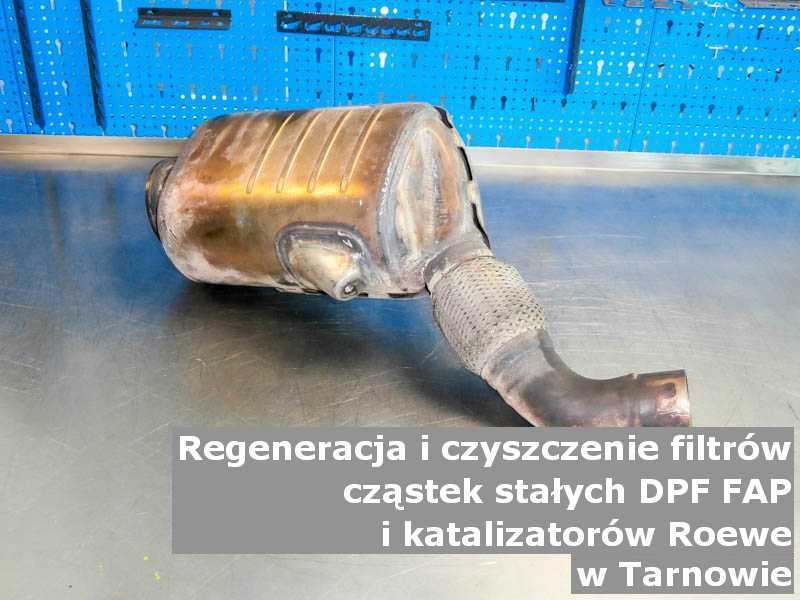 Czyszczony filtr cząstek stałych DPF marki Roewe, w warsztatowym laboratorium, w Tarnowie.