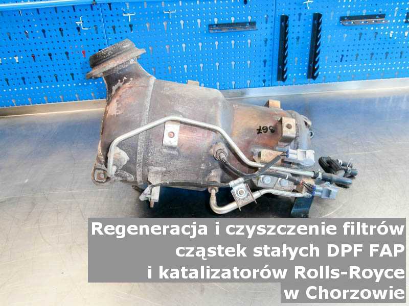 Umyty filtr cząstek stałych DPF/FAP marki Rolls Royce, na stole w pracowni regeneracji, w Chorzowie.