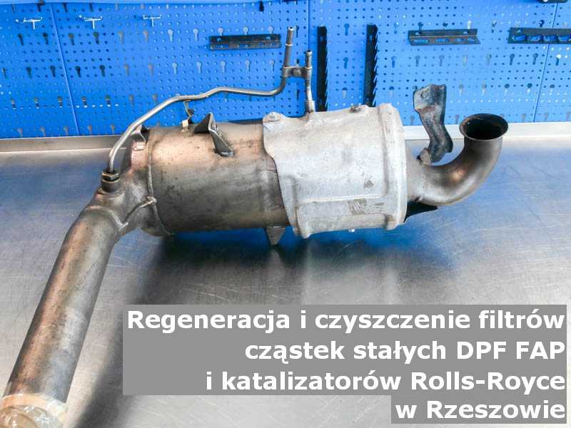 Płukany filtr marki Rolls Royce, w pracowni regeneracji na stole, w Rzeszowie.