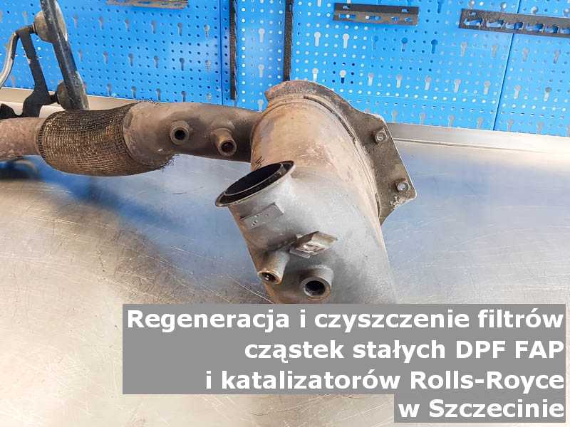 Czyszczony filtr cząstek stałych DPF marki Rolls Royce, w pracowni, w Szczecinie.