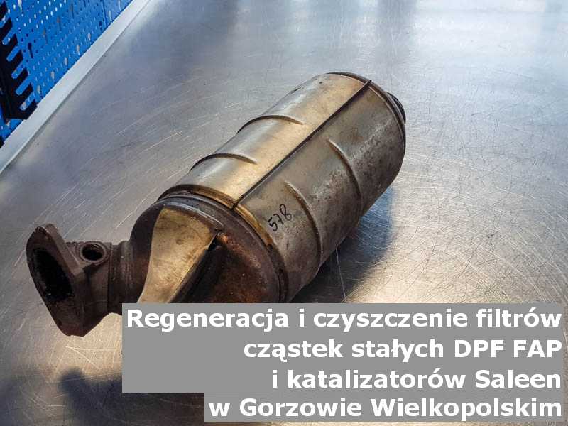 Oczyszczony filtr cząstek stałych GPF marki Saleen, w warsztatowym laboratorium, w Gorzowie Wielkopolskim.