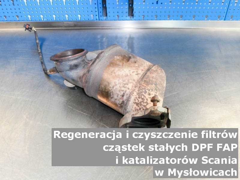 Płukany filtr cząstek stałych DPF marki SCANIA, na stole w pracowni regeneracji, w Mysłowicach.