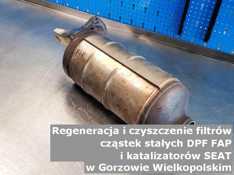 Zregenerowany filtr cząstek stałych DPF/FAP marki SEAT, w pracowni regeneracji na stole, w Gorzowie Wielkopolskim.
