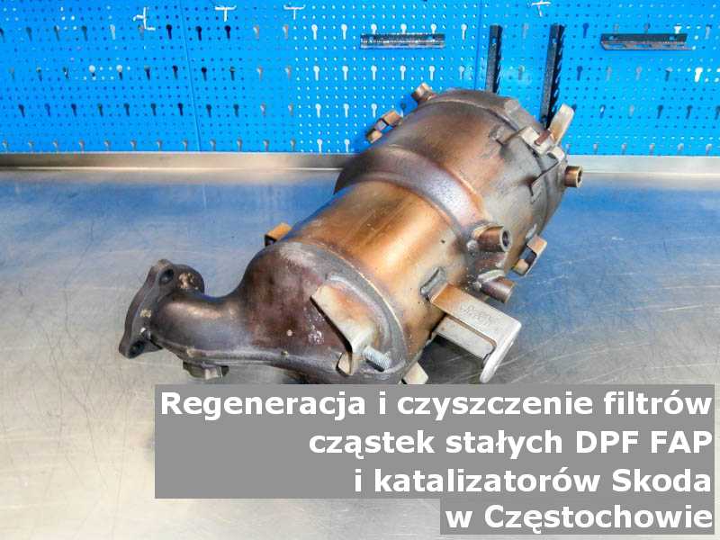 Wyczyszczony katalizator samochodowy marki Skoda, w pracowni regeneracji na stole, w Częstochowie.