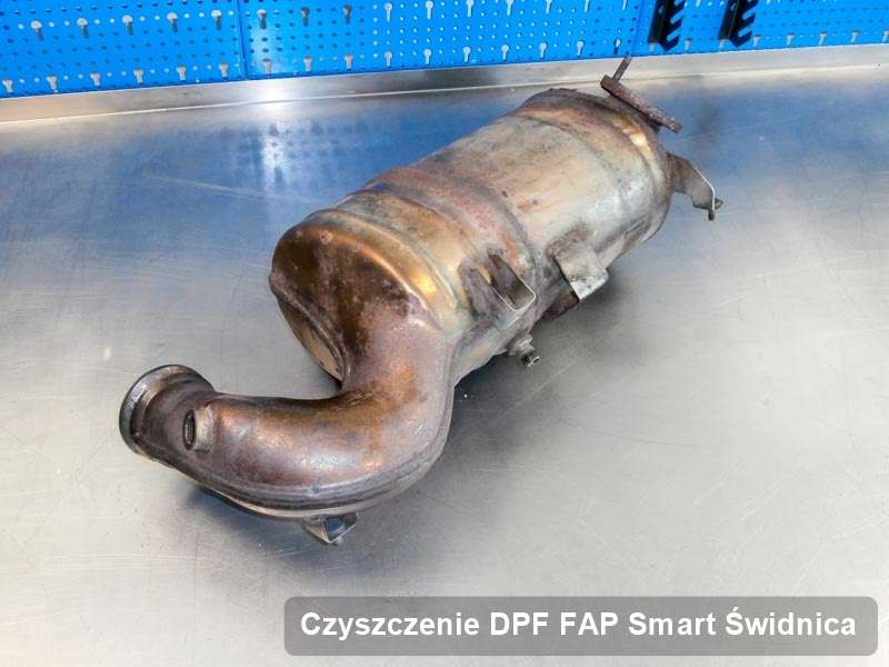 Filtr DPF układu redukcji emisji spalin do samochodu marki Smart w Świdnicy wyczyszczony w specjalistycznym urządzeniu, gotowy do zamontowania