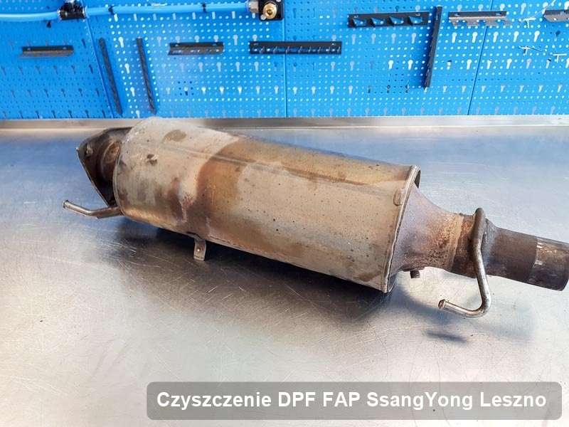 Filtr cząstek stałych DPF do samochodu marki SsangYong w Lesznie wyczyszczony w specjalnym urządzeniu, gotowy do zamontowania