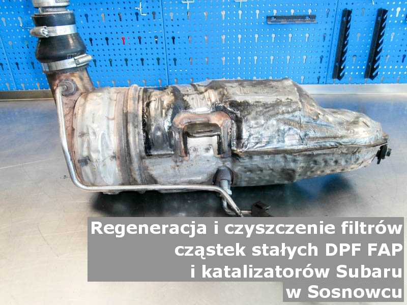 Wypłukany katalizator utleniający marki Subaru, w pracowni regeneracji na stole, w Sosnowcu.