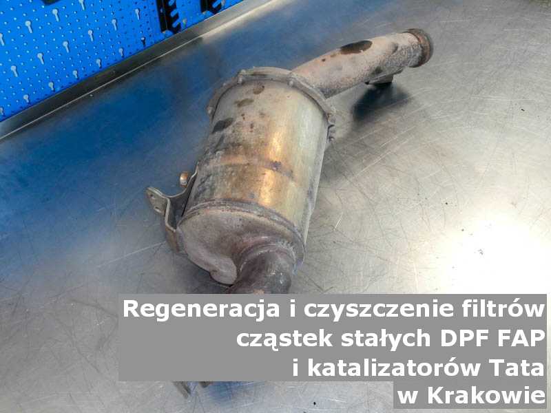 Wypłukany filtr FAP marki Tata, w warsztatowym laboratorium, w Krakowie.