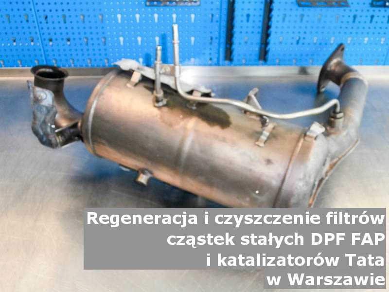 Wypłukany filtr FAP marki Tata, w pracowni regeneracji na stole, w Warszawie.