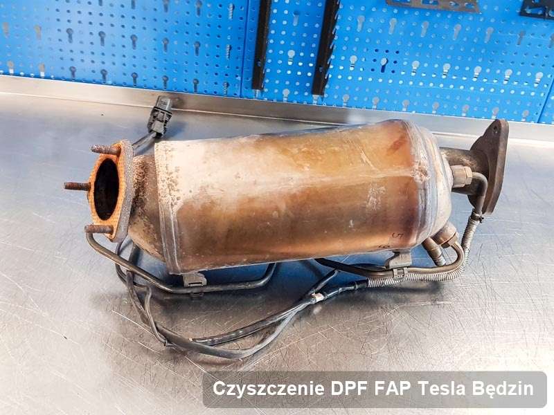 Filtr DPF i FAP do samochodu marki Tesla w Będzinie oczyszczony na specjalnej maszynie, gotowy do instalacji