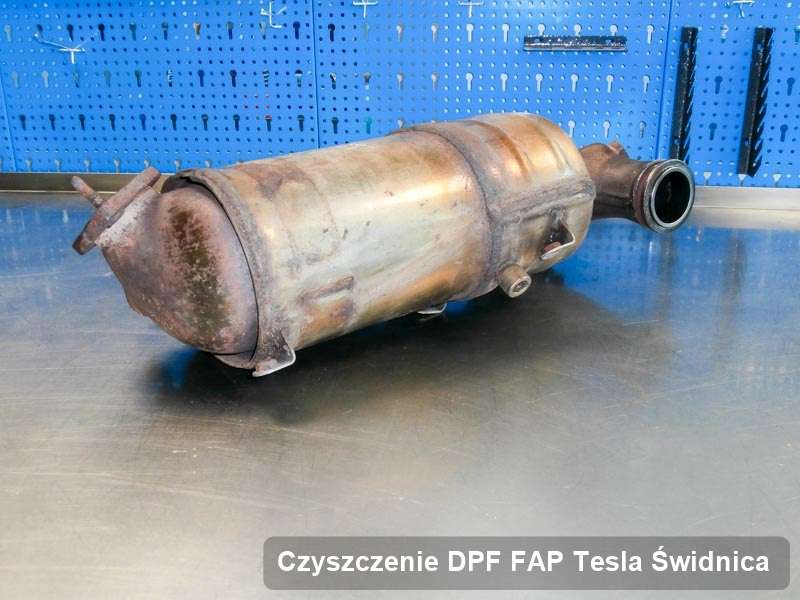 Filtr DPF do samochodu marki Tesla w Świdnicy wyremontowany na odpowiedniej maszynie, gotowy spakowania