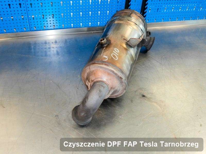 Filtr DPF układu redukcji emisji spalin do samochodu marki Tesla w Tarnobrzegu oczyszczony na specjalnej maszynie, gotowy do zamontowania