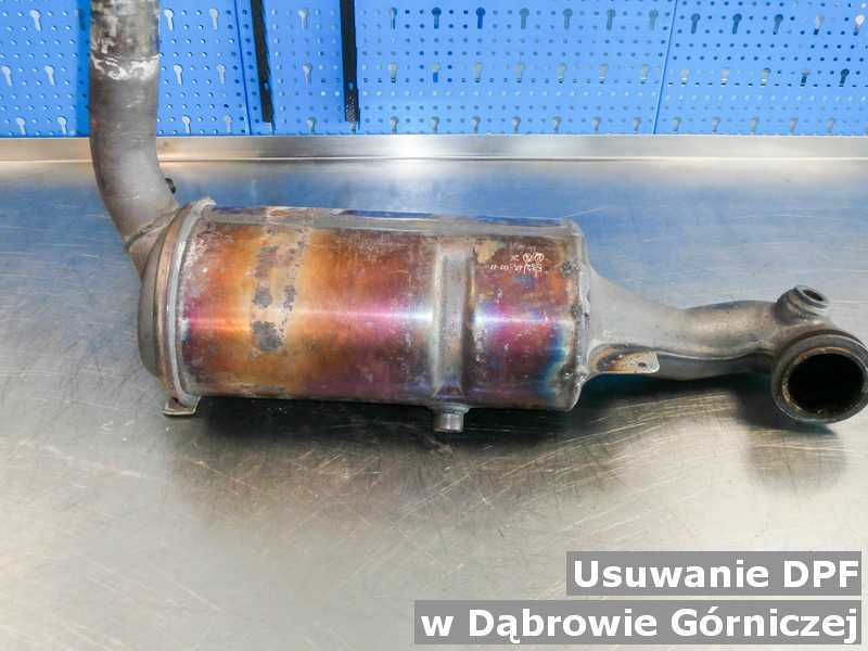 Filtr cząstek stałych w Dąbrowie Górniczej w warsztacie zamiast usuniętego filtra cząstek stałych DPF przygotowywany do wysłania.