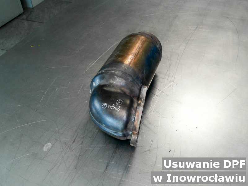 Filtr DPF pod Inowrocławiem na stole wymieniany z usuniętym filtrem cząstek stałych DPF przygotowywany do wysłania.