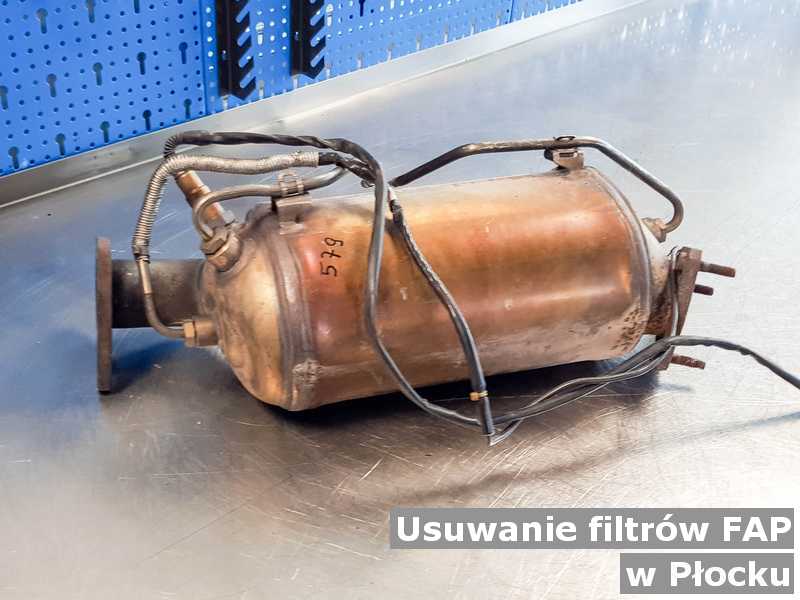 Filtr cząstek stałych FAP z Płocka w warsztacie samochodowym wymieniany z usuniętym filtrem FAP przygotowywany do wysyłki.
