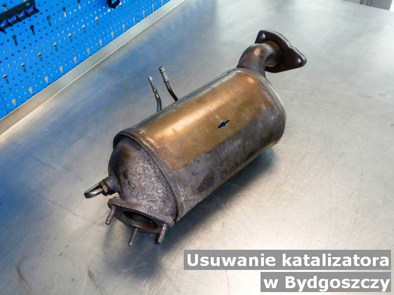 Konwerter, katalizator z Bydgoszczy w warsztatowym laboratorium wymieniany z usuniętym katalizatorem przed wysyłką.