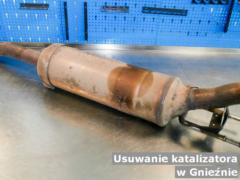 Reaktor katalityczny pod Gnieznem w pracowni na stole wymieniany z usuniętym katalizatorem przed wysyłką do klienta.