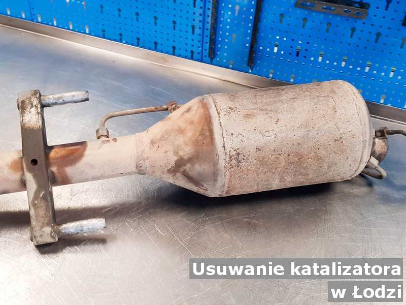 Reaktor katalityczny pod Łodzią w warsztacie samochodowym podmieniany z usuniętym katalizatorem przed wysłaniem.