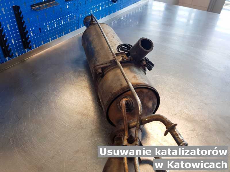 Reaktor katalityczny z Katowic w pracowni wymieniany z usuniętym katalizatorem SCR przed wysyłką.