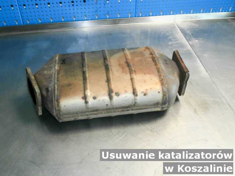 Reaktor katalityczny w Koszalinie w pracowni na stole na podmianę z usuniętym katalizatorem SCR przed wysłaniem.