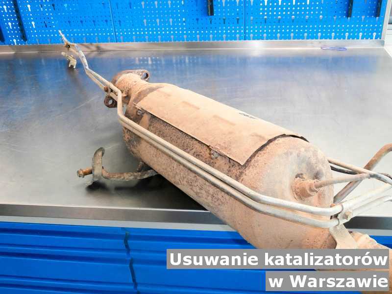 Reaktor katalityczny w Warszawie na stole zamiast usuniętego katalizatora przygotowywany do wysyłki.