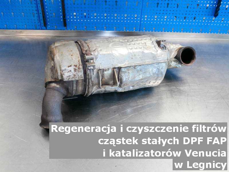 Oczyszczony filtr FAP marki Venucia, w pracowni regeneracji na stole, w Legnicy.