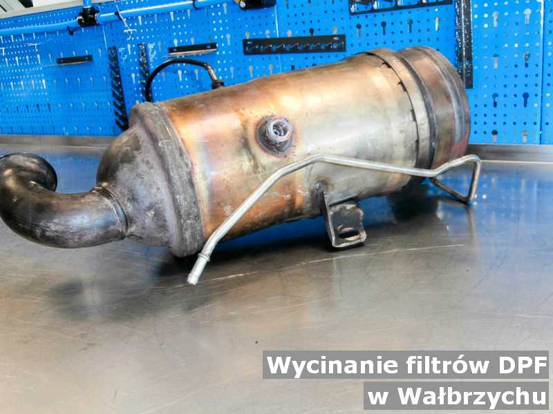 Filtr cząstek stałych DPF w warsztacie samochodowym pod Wałbrzychem po wycięciu poprzedniego filtra DPF przed opakowywaniem przed wysłaniem.