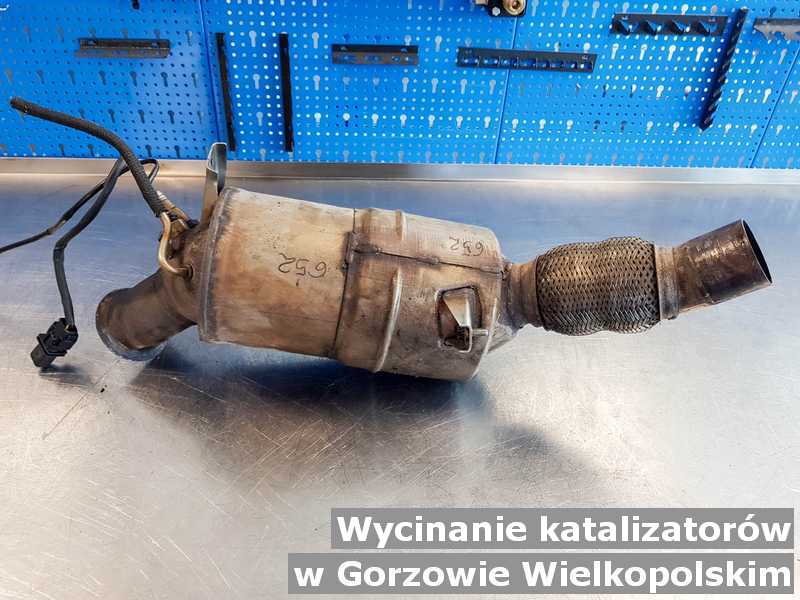 Reaktor katalityczny w warsztacie samochodowym pod Gorzowem Wielkopolskim w miejsce wyciętego katalizatora SCR przed pakowaniem przygotowywany do wysłania.