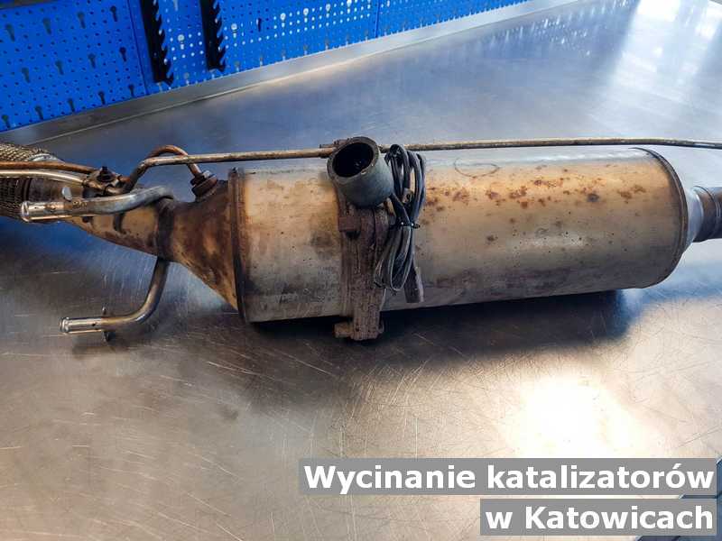 Katalizator SCR w pracowni na stole z Katowic w miejsce wyciętego katalizatora przed opakowywaniem przed wysyłką do klienta.