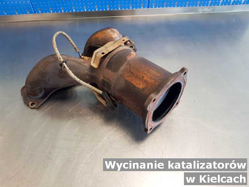 Reaktor katalityczny na stole w Kielcach na miejsce wyciętego katalizatora przed spakowaniem przed wysłaniem do klienta.