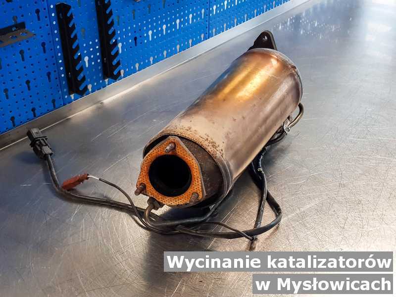 Konwerter, katalizator w warsztatowym laboratorium w Mysłowicach wymieniany z wyciętym katalizatorem przed spakowaniem przed wysłaniem.