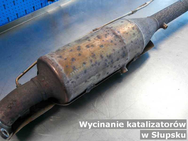 Reaktor katalityczny w warsztatowej pracowni w Słupsku wymieniany z wyciętym katalizatorem przed opakowaniem przed wysyłką do klienta.